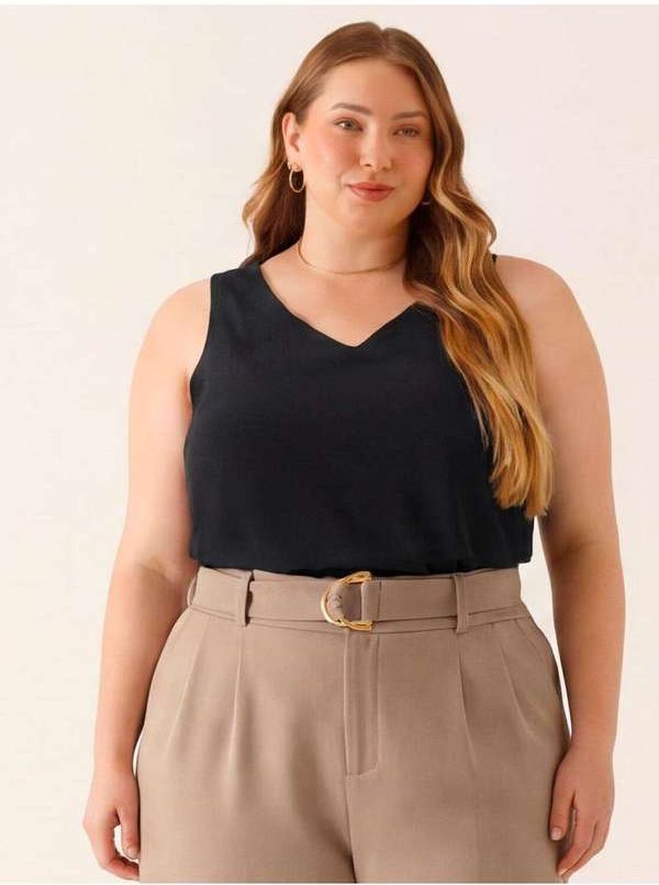 Regata Decote V Preta Plus Size Caelia