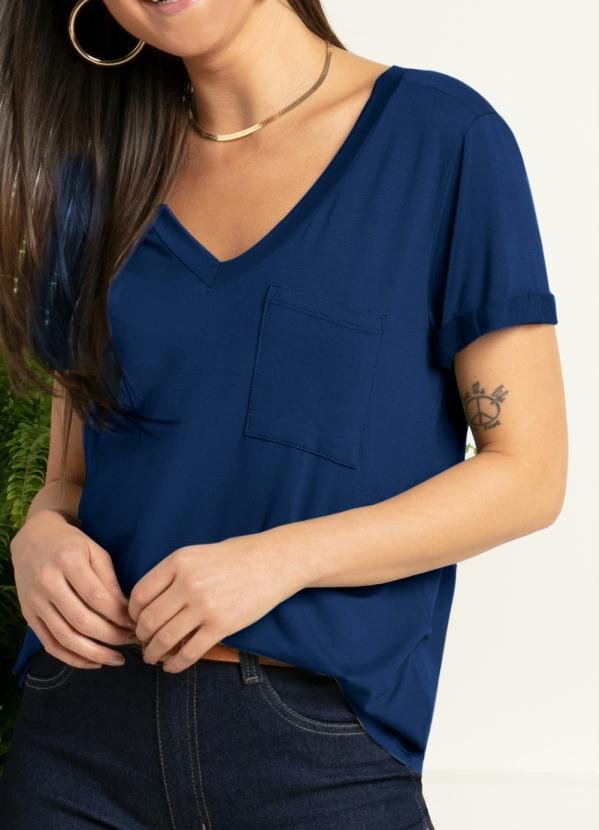 Imagem principal Blusa Azul com Decote V e Bolso Frontal Quintess Quintess