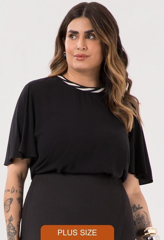 Blusa D Plus Size com Gola em Retilínea Preto