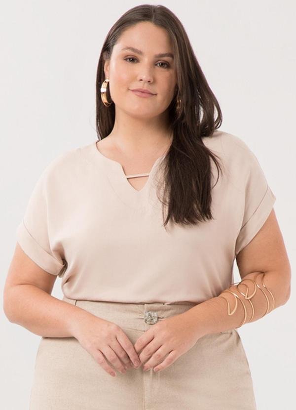Blusa Plus Size com Mangas Curtas Dobradas Bege