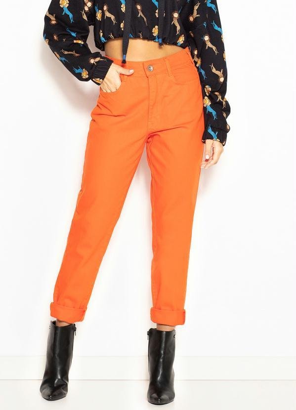 Calça Mom de Sarja Laranja