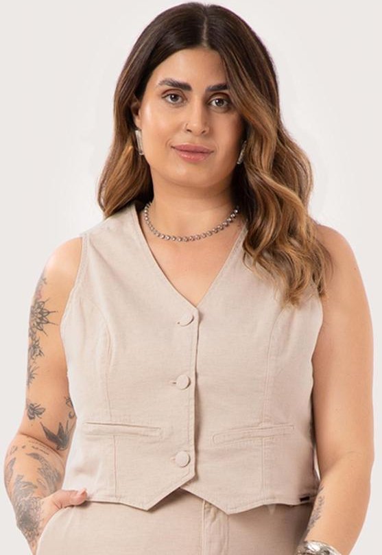 Colete Plus Size com Decote em V e Botões Bege