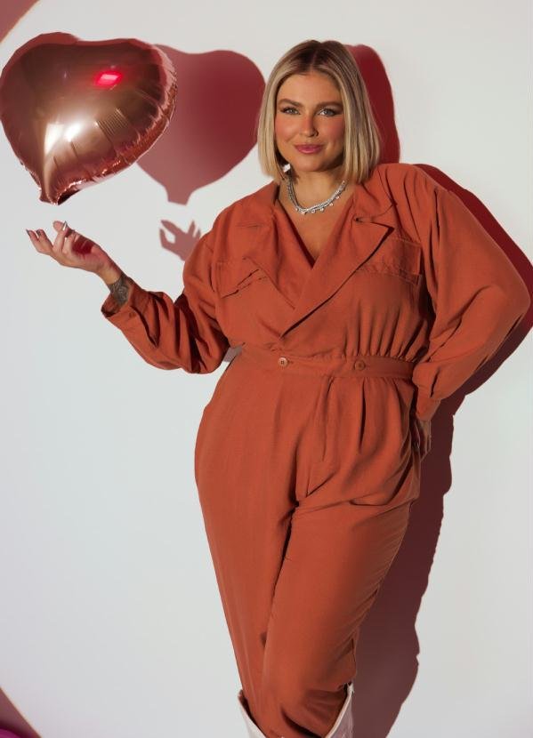 Macacão Caramelo em Crepe Plano com Bolsos