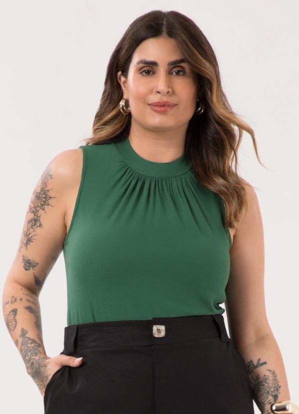 Blusa Plus Size com Gola Franzida Crepe Verde