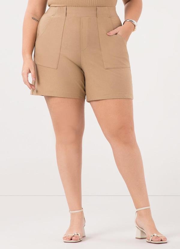 Shorts Plus Size com Bolsos Sobrepostos Bege