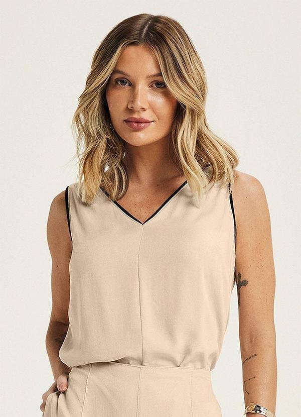 Regata Feminina Decote V Creponada Bege