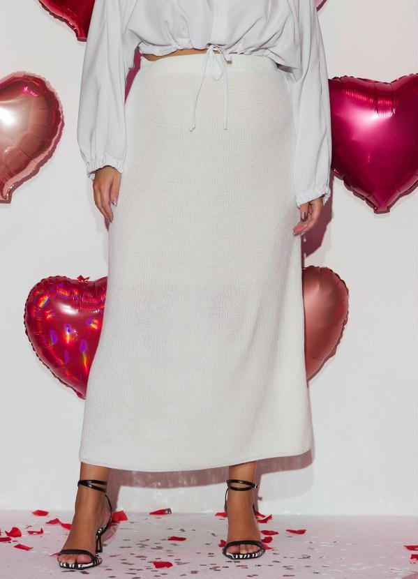 Saia Off White Alongada em Tricô