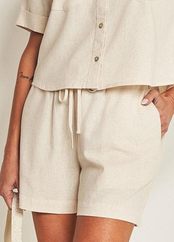 Shorts em Plano Linen com Cós de Elástico Branco