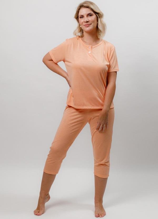 Pijama Blusa com Peitilho e Calça Capri Laranja