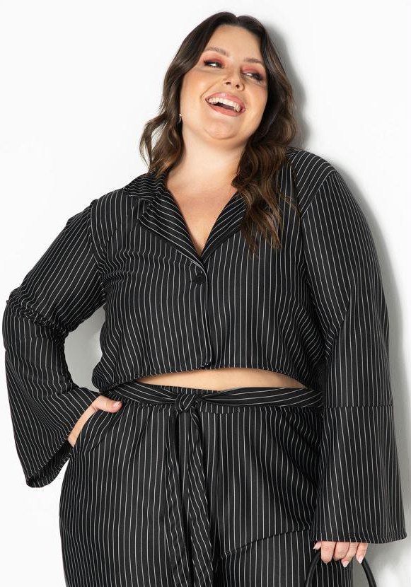 Blazer Cropped Risca de Giz Preto Plus Size