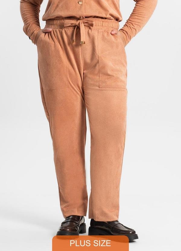 Imagem principal Calça Reta Plus Size Feminina em Suede Marrom