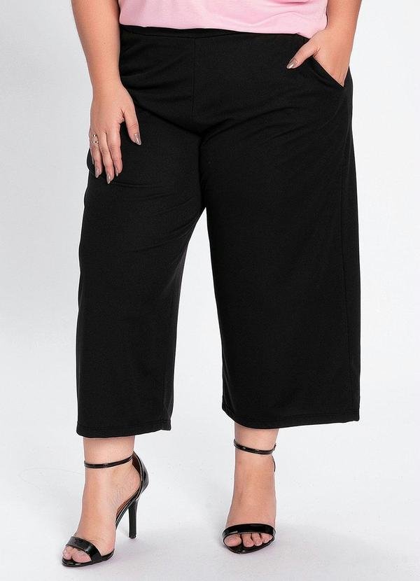 Calça Pantacourt Preta com Bolsos Plus Size