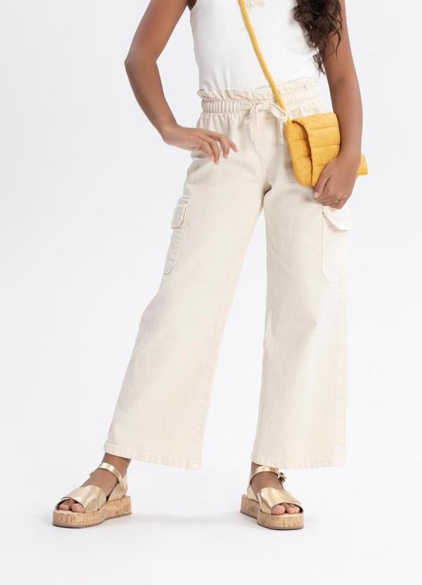 Calça Wide Leg com Bolsos Cargo em Sarja Bege