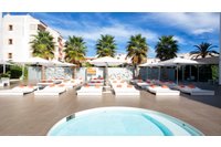 Ibiza, España - Modernas suites a 200 m de la playa con piscina, jacuzzi, gimnasio y restaurante tailandés. Modernas suites a 200 m de la playa con piscina, jacuzzi, gimnasio y restaurante tailandés.