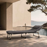Klappbares Outdoor-Campingbett mit Kissen und Seitentasche, tragbare Campingliege, 200 kg Tragkraft, Liegestuhl für Camping, Büro, Garten