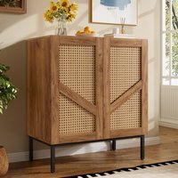 Szafka boczna o wymiarach 70x38,5x80 cm, imitująca drewno, z dwoma drzwiczkami, regulowanymi półkami, wykonana z płyty wiórowej i rattanu syntetycznego, idealna do przedpokoju, sypialni i salonu.