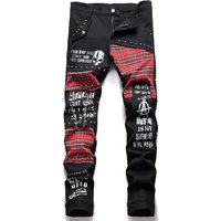 2026 Koreanische Mode Rote Karierte Patchwork Punk Nieten Herren Slim Jeans Hosen Totenkopf-Buchstaben-Print Hip Hop Ketten-Denim-Hosen Spodnie