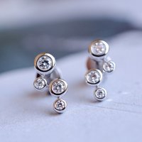 Huitan Minimalistische silberfarbene Ohrstecker für Damen, runde Zirkonia, zurückhaltende Ohrringe, schönes Geschenk, Modeschmuck