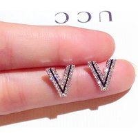Ins Hot Sale Design Letter V Exquisite Shining Crystal CZ Earring for Women AAA Cubic Zirconia Stud Earrings Accessories Pendant