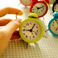 Portable Mini Alarm Clock Retro Double Bell Desk Table Clock Durable Quartz Clock Home Decoration Table Watch Desk Clock