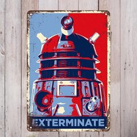(2D Tin painting)1pc 7.8"x11.8" Dalek Exterminate Metal Sign - Vintage Who Iron Decor, Retro Red/Blue Rustic Wood Design for