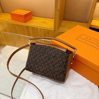 2026 New Niche Trend Messenger Bag Elegant High Sense Portable Shoulder Bag Fashion Casual Commuter Bucket Bag Women