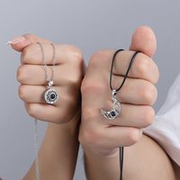 Collier magnétique assorti pour Couple, 2 pièces, 100 langues, Projection je t'aime, soleil, lune, forme de cœur, pendentif jumelé, cadeau pour amoureux