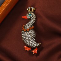 Fashion Design Wearing A Crown Goose Brooch Luxury Rhinestone Duck Brooches for Women Vintage Animal Badges Lapel Pin Corsage