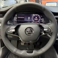 Handgenähter Maßgefertigter Stil für Skoda Octavia Superb Kamiq 2-Speichen-Lenkrad 2021-2024 Schwarze Leder-Lenkradabdeckung