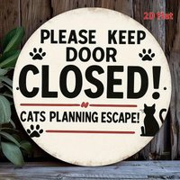High Definition Iron Painting "Please Keep Door Closed Cats Planning Escape" Funny Round Metal Sign for Pet Lovers Home Decor