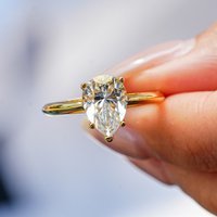 Lumira Luxury Jewelry Waterdrop 18K Gold Ring with Pear-Shaped 2 Carat Moissanite Diamond for Women Wedding Birthday Gifts