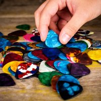 84pcs 0.46mm Celluloid Guitar Picks Standard Plectrums Assorted Colors for Acoustic/Electric Guitar Bass Mandolin Guitar ZSY