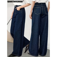 Jeans bleu foncé délavé, un modèle polyvalent et indispensable, idéal pour les personnes de petite et de grande taille, à porter comme pantalon à jambes droites.