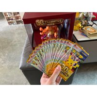 Pokémon 30th Anniversary Celebration Charizard Sammlerfigur-Geschenkset enthält 1 übergroße Charizard-Karte und Edelsteintasche