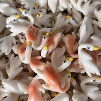 1/2Pcs Car Rearview Mirror Roasted Duck Pendant Color Changing UV Photochromic Simulation Duck Sunlight Hanging Decoration