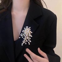Fashion White Pearls Flower Brooches Women's Alloy Corsage Pin Lady Clothes Scarf Ornaments Bridesmaids Pearls Boutonnieres