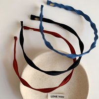 Niche spiral headband with a sophisticated Korean style, perfect for everyday wear and exuding a simple elegance.