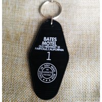 BATES MOTEL OLD HIGHWAY Crystal Hotel KeyChain Keyring Tag Key Chains TV Show The Office Fans Funny Accessory Custom Logo