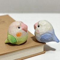 Handmade Wooden Lovebird Figurine Hand-Painted Cute Parrot Wood Bird Statue Carving Ornament Desk Decor Animal Sculpture Gift
