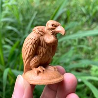 1.9 Inch Hand-Carved Vulture Wooden Figurine Ornament Animal Theme Suitable for Halloween Decorations, Creative Desktop Decorations, Bedroom, Interior Decoration, New Year Gifts, Home Decor,