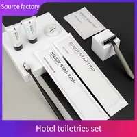 Kit de brosses à dents jetables, articles de toilette jetables pour hôtels et chambres d'hôtes, peigne, bonnet de douche, rasoir, pantoufles – Vente en gros