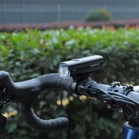 OFFBONDAGE – przednia lampa rowerowa o mocy 1000 lumenów, wykonana ze stopu aluminium, przeznaczona do rowerów górskich i szosowych, ładowana przez port USB-C, zasilana akumulatorem 4500 mAh, 5 trybów