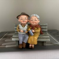 1pc Charming Elderly Couple Figurines on Bench - Whimsical Resin Home Decor, Ideal for Valentine's Day & Anniversary Gifts