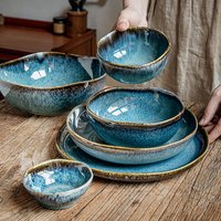 Niebieski Zestaw Ceramicznych Naczyń z Niesprawną Glazurą, Talerze i Miski z Falistym Brzegiem, Rustykalny Styl, Zastawa Stołowa do Kuchni Domowej