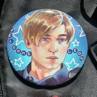 Resident Evil 2 Remake Leon Kennedy Glitter Button Pin | Round Anime Brooch Badge for Backpack Jacket Cosplay Fans Gift