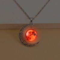 Collier lumineux en verre de planète de galaxie, pendentif fait à la main, brille dans la nuit, lune de Mars rouge