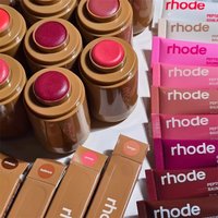 Rhodeskin Limited Edition Lipgloss Ribbon Espresso Toast Karamellisierte Banane Feuchtigkeitsspendender Lippenstift Taschen-Rouge Creme-Stick Neu
