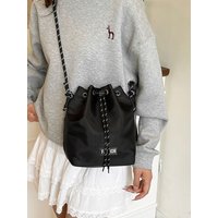 Neutral style bag for men and women with a closed-mouth design for the shoulder strap. Made of Oxford fabric.