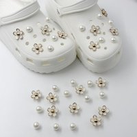 Z. 16PCS Fashion Shoe Charms Set Accessories Hole Shoe Buckle Summer Cute Pearl Daisies 3D Shoes Decorations