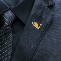 Creative golden swan silhouette stainless steel brooch, stylish backpack pendant, suit lapel pin, badge gift for friends.